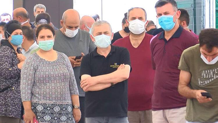 Kısıtlama günü dikkat çeken görüntü! Uzun kuyruklar oluştu