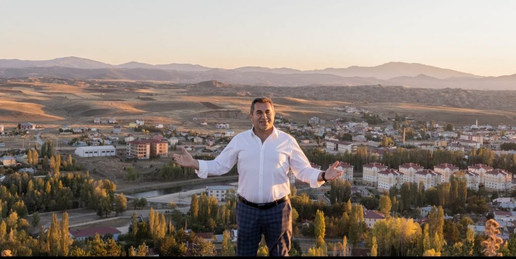 İmranlı Belediye Başkanı Murat Açıl trafik kazası geçirdi.