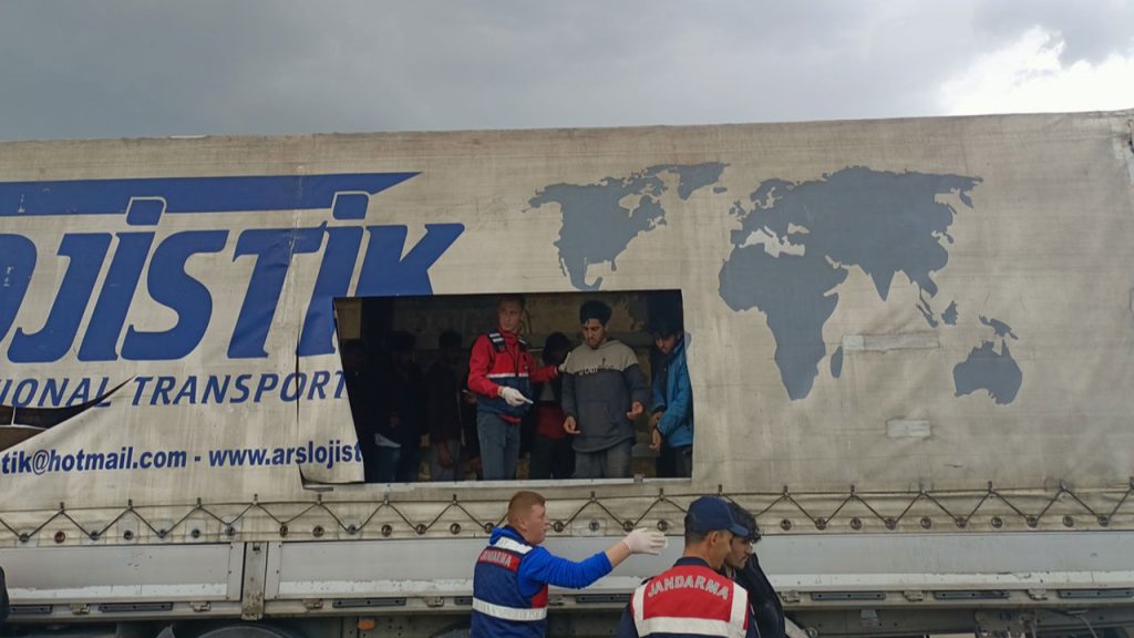 Sivas’ta tır dorsesinde 134 düzensiz göçmen yakalandı