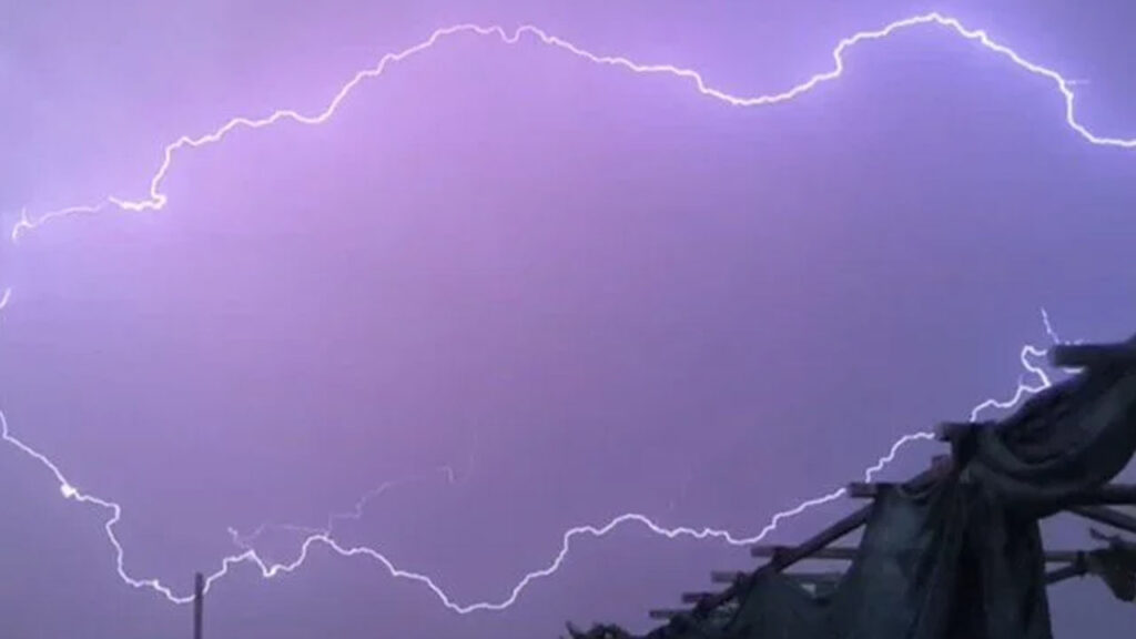 Kayseri’de ilginç görüntü: Çakan şimşek Türkiye haritasına benzetildi