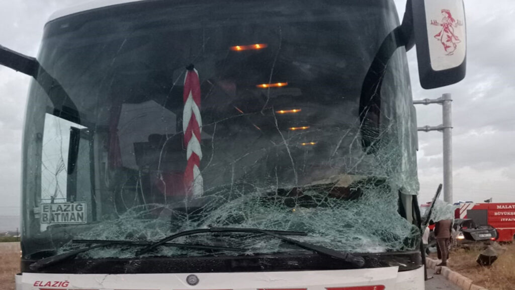 Yolcu otobüsü ile otomobil çarpıştı!