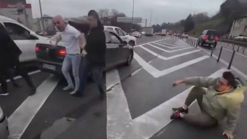 İstanbul’da Sürücülerin Yumruklaşarak Çözülen Trafik Kavgası