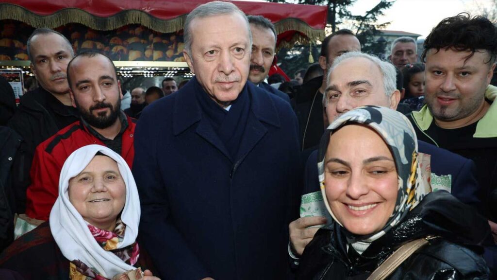 Cumhurbaşkanı Erdoğan, Sultanahmet’te Regaip Kandili’ni Coşkuyla Kutlayan Vatandaşlarla Buluştu