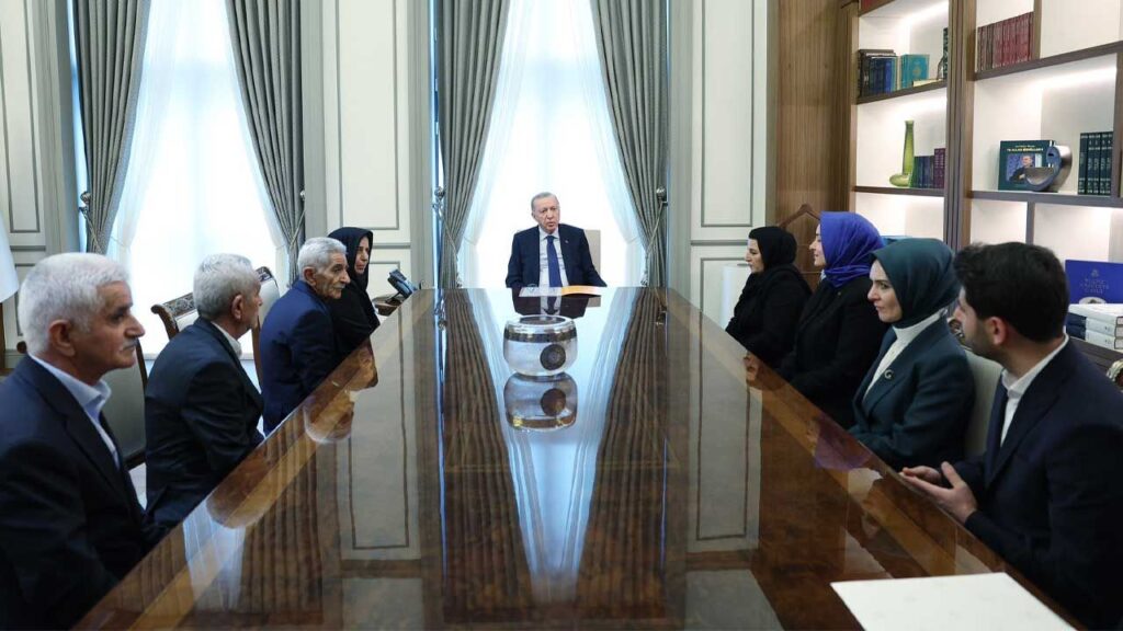 Cumhurbaşkanı Erdoğan’dan 36 Yıl Önce PKK Tarafından Katledilen Aykut ve Boz Ailelerinin Yakınlarına Anlamlı Ziyaret