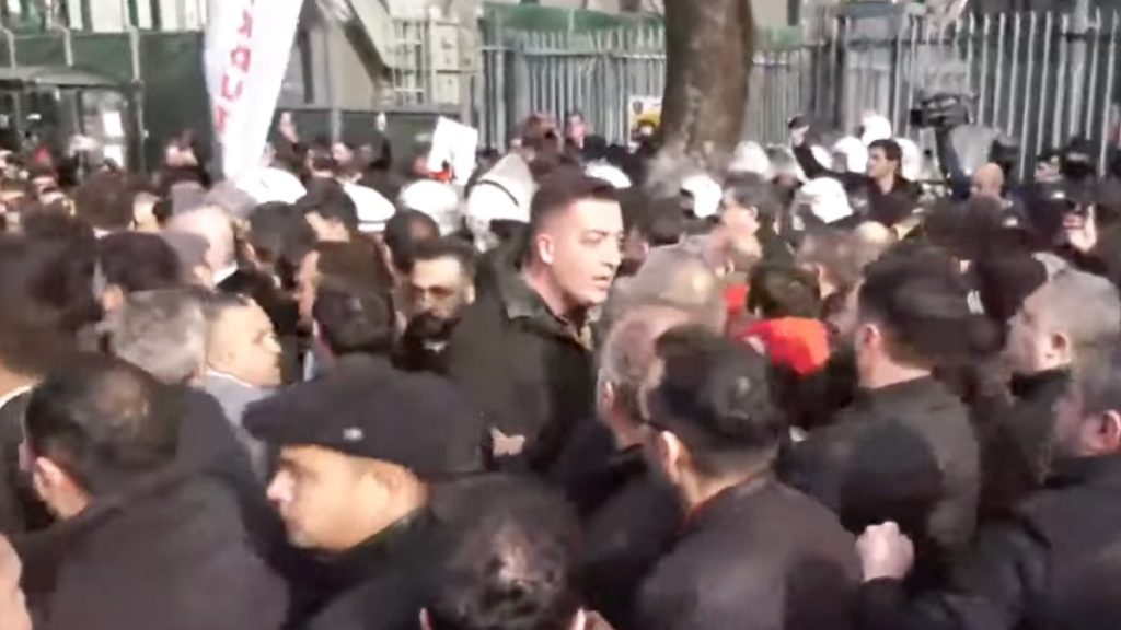 Ekrem İmamoğlu adliyede ifade verirken CHP’li grup polise saldırdı