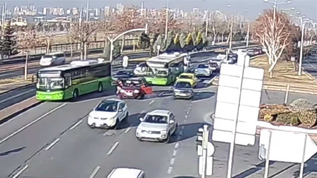 Kayseri’de Nefes Borusuna Yemek Kaçan Kadını Kahraman Otobüs Şoförü Kurtardı