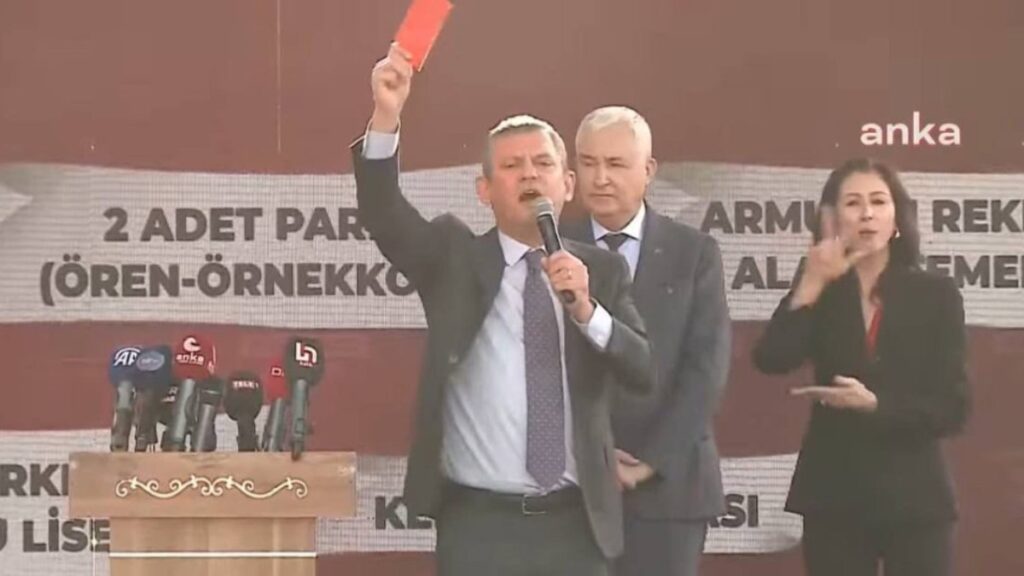 Özgür Özel, İzmir’de Cuma Namazı Saatinde Kırmızı Kartla Gündem Yaratıyor