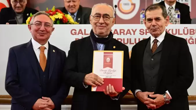 Şener Şen, Galatasaray Divan Kurulunda! Onur Belgesini Dursun Özbek’ten Teslim Aldı