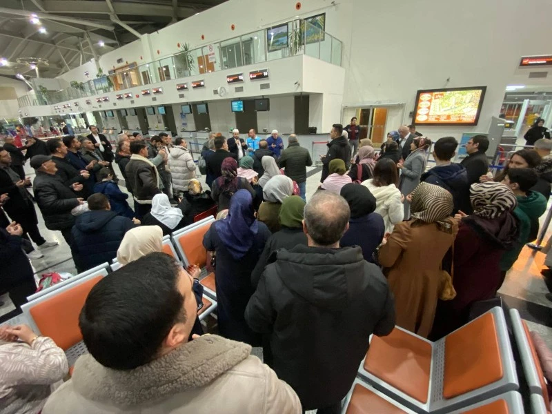 Sivaslı Umreciler Dualarla Yolcu Edildi: Kalplerde Huzur, Yüzlerde Tebessüm