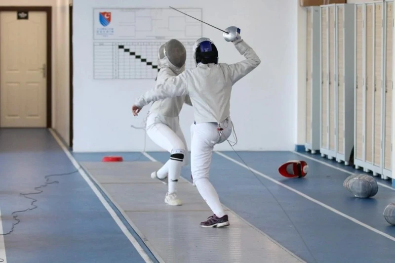 Sivas’ta Eskrimde Parlayan Yıldız Sporcular Belirlendi