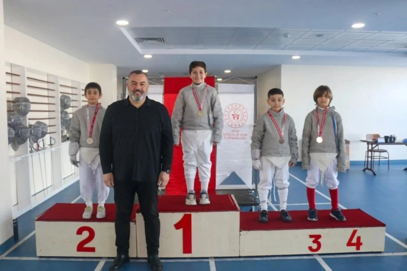 Sivas'ta Eskrimde Parlayan Yıldız Sporcular Belirlendi