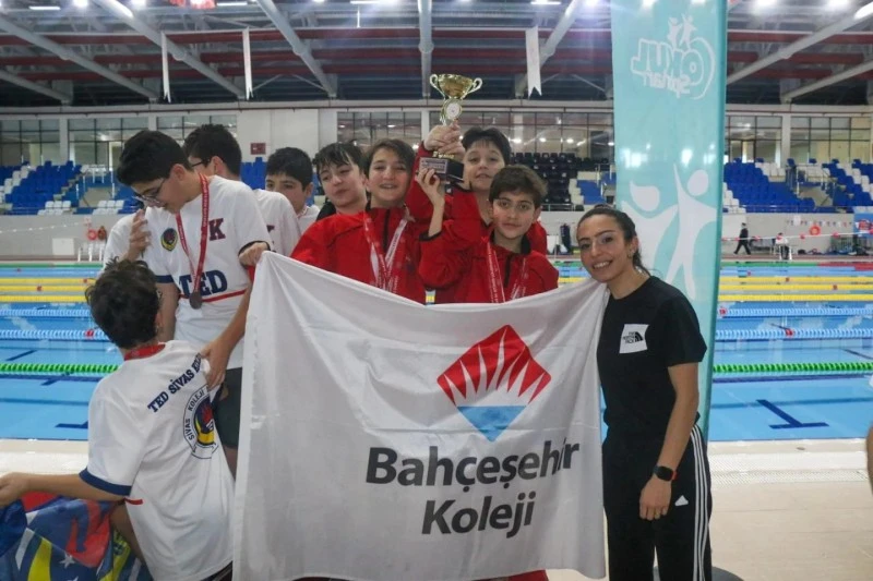 Sivas’ta Yüzme Yarışlarında Heyecan Dolu Rekabet