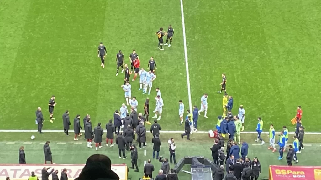 Adana Demirspor sahadan çekildi! Maç yarıda kaldı