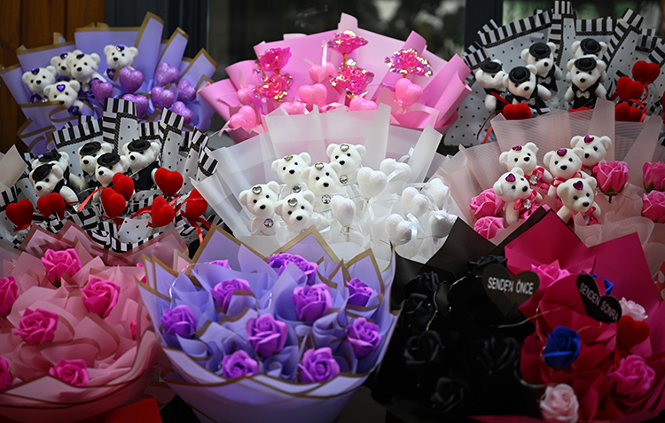 Çiçekçi Esnafı Sevgililer Günü Hazırlıklarını Tamamladı