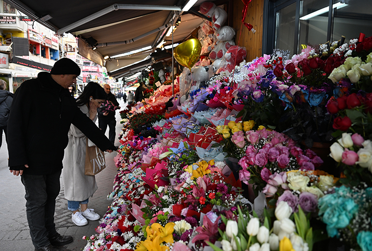 Çiçekçi Esnafı Sevgililer Günü Hazırlıklarını Tamamladı
