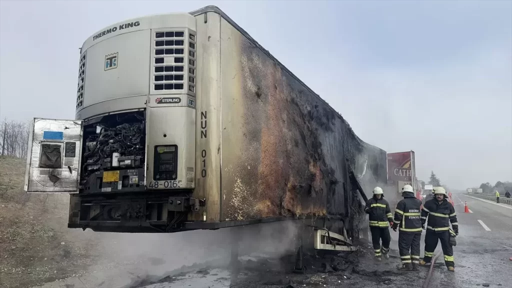 Edirne’de Limonata Yüklü Tırda Yangın Çıktı