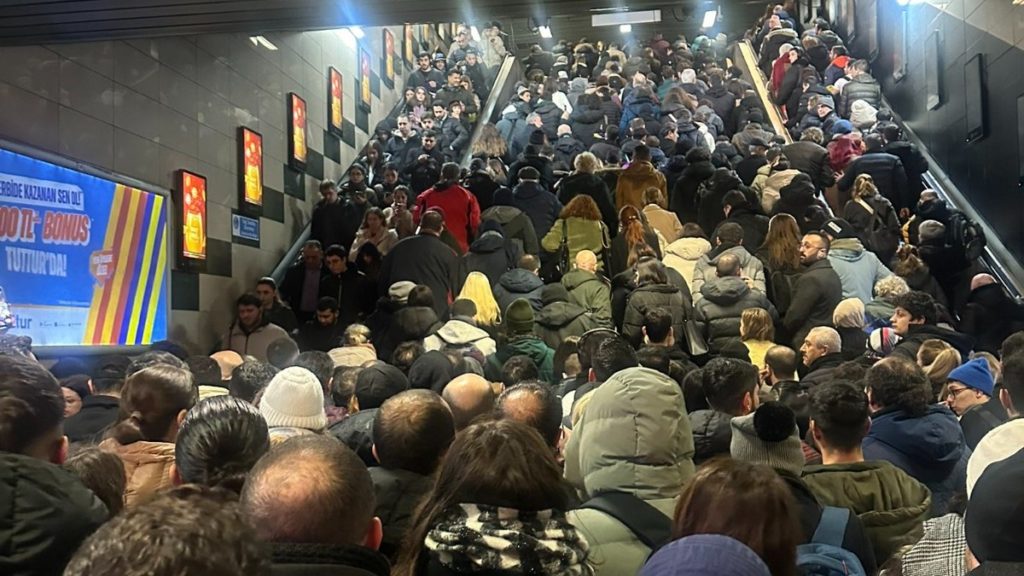 İstanbul’da Kar Yağışı Başladı ve Metro İstasyonlarında Uzun Kuyruklar Oluştu