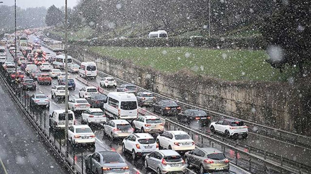 İstanbul’da Kar Yağışı Etkili Oluyor