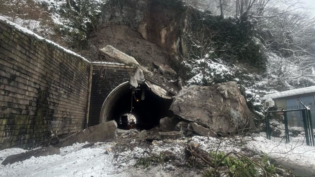 Artvin’de Heyelan Nedeniyle Karadeniz Sahil Yolu Kapatıldı