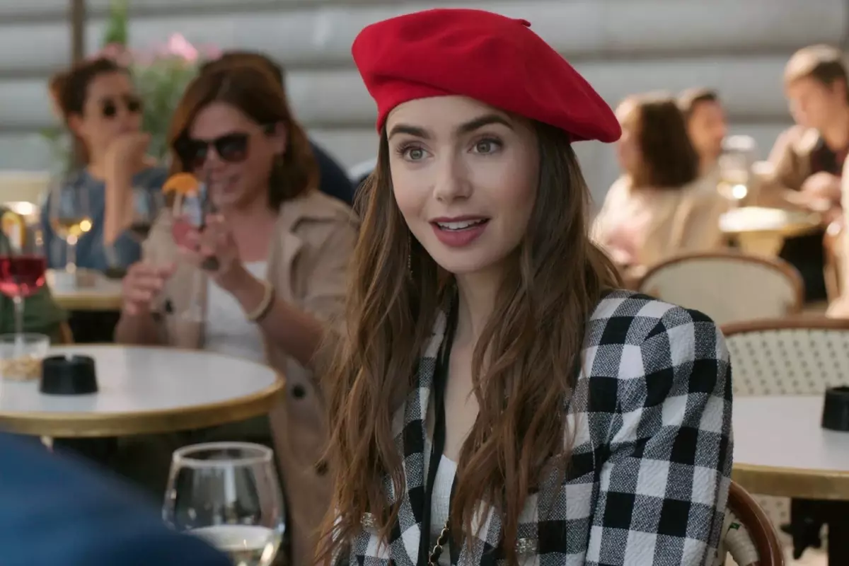 Lily Collins ve Charlie McDowell Taşıyıcı Anne Yöntemiyle Bebek Sahibi Oldu