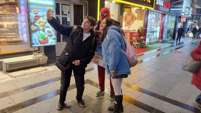 Örümcek Adam, 81 İli Gezerken Sivas’ta Büyük İlgi Gördü