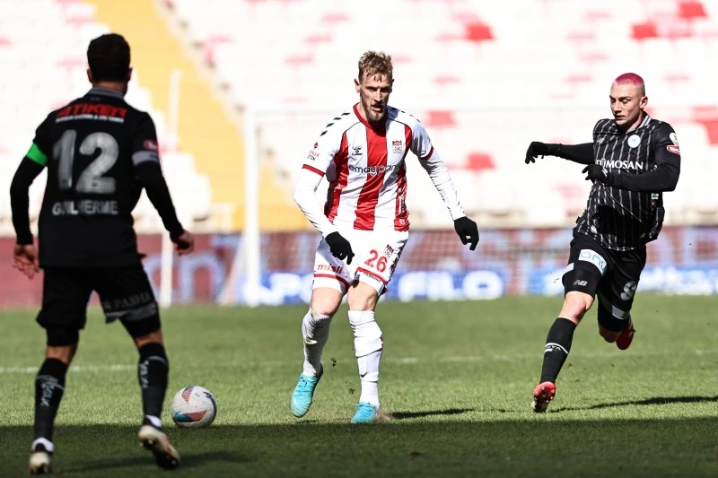Sivasspor ve Konyaspor Arasındaki 1-1 Beraberlikte Radakovic Kırmızı Kart Gördü