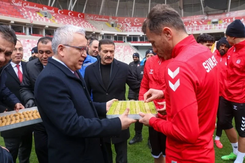 Sivasspor’a Moral Ziyareti: Vali ve Belediye Başkanı Takıma Destek Verdi