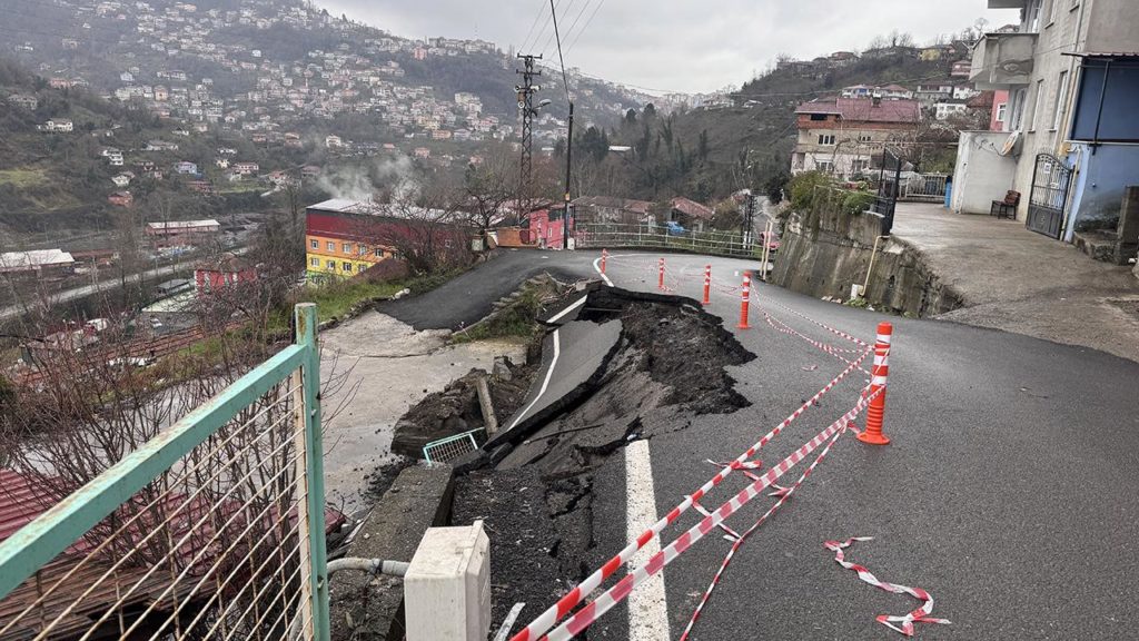 Zonguldak’ta Heyelan Nedeniyle Yol Çöktü