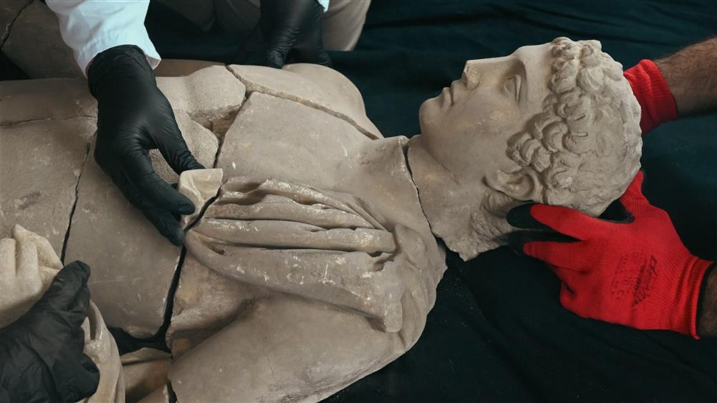 Aspendos’ta Bulunan Hermes Heykeli: Tarihi Bir Keşif