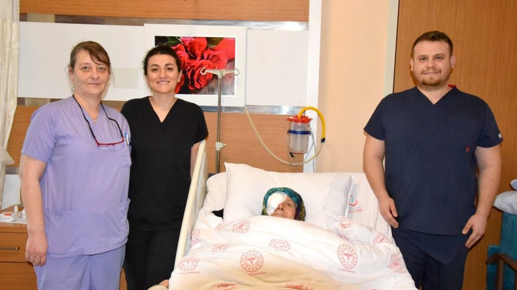 Çanakkale Hastanesinde Dikişli Göz İçi Merceği İmplantasyonu Başarıyla Gerçekleştirildi