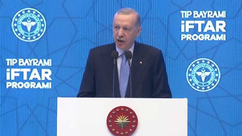 Erdoğan, Sağlık Çalışanlarıyla İftarda Bir Araya Geldi