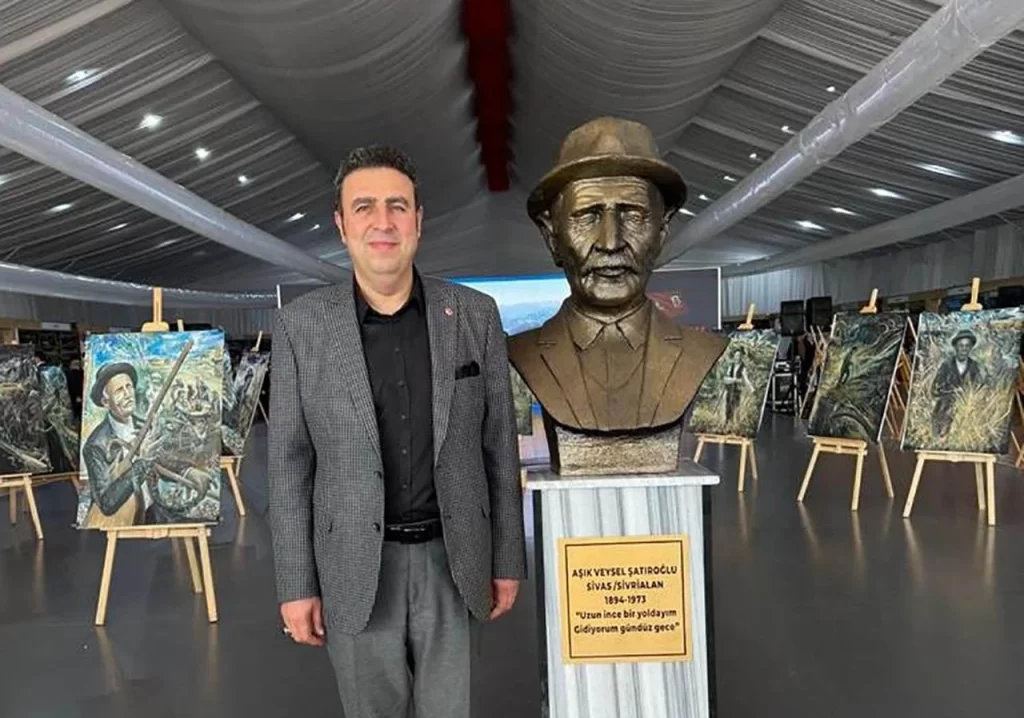 Hakan Demirgil, Aşık Veysel’i 52. Vefat Yılında Rahmetle Andı