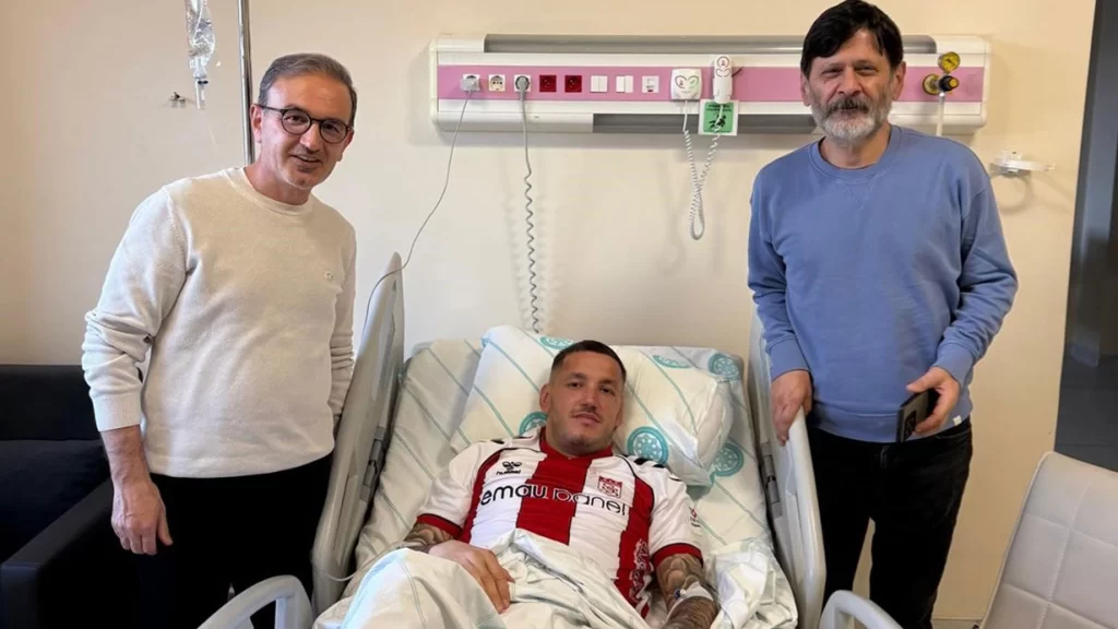 Sivasspor’un Golcüsü Rey Manaj Hastaneye Kaldırıldı