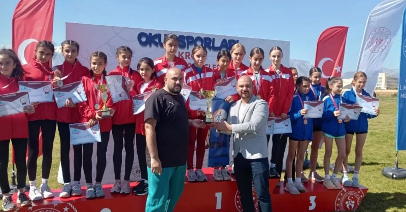 Sivaslı Atletler Türkiye Şampiyonasında Büyük Başarı Elde Etti