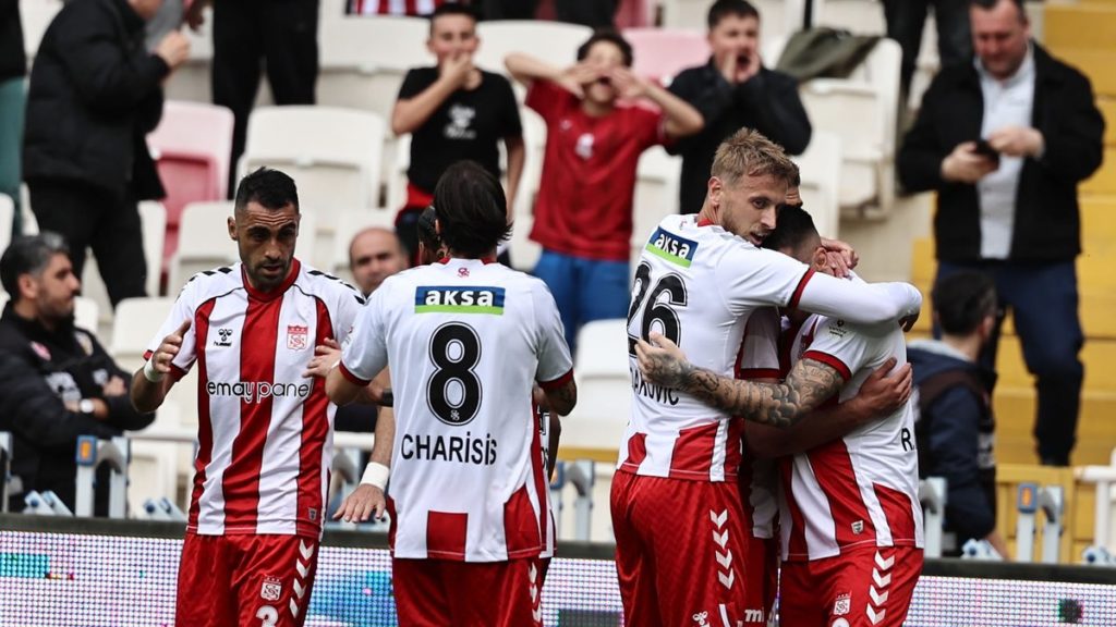 Sivasspor, Adana Demirspor’u 5-1 Mağlup Etti