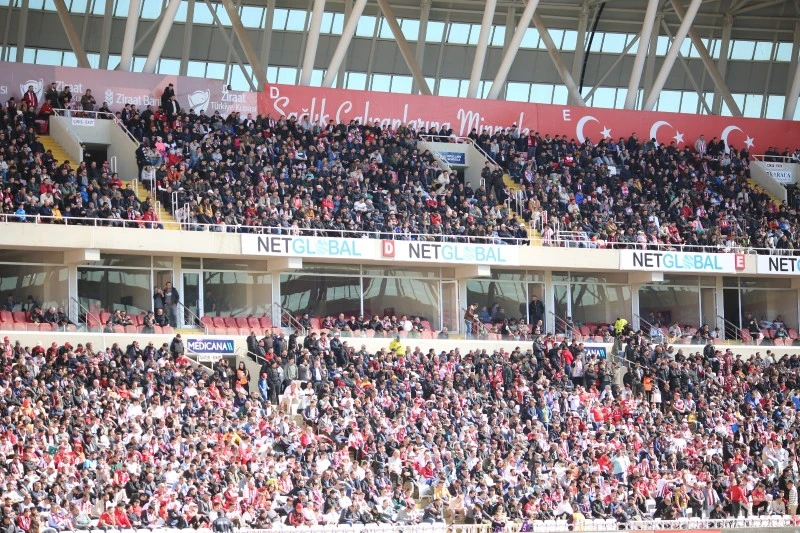 Sivasspor’un Göztepe Maçına Yoğun Taraftar Desteği