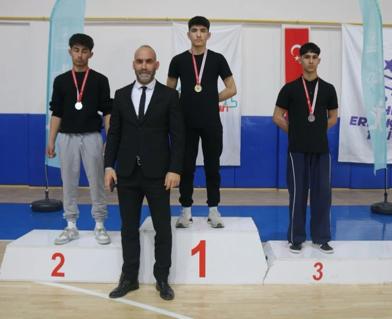 Sivas’ta Gençler A Bilek Güreşi Müsabakaları Sonuçlandı