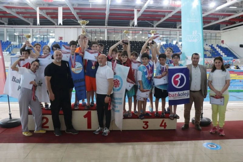 Sivas’ta Küçükler Yüzme İl Birinciliği Yarışları Düzenlendi