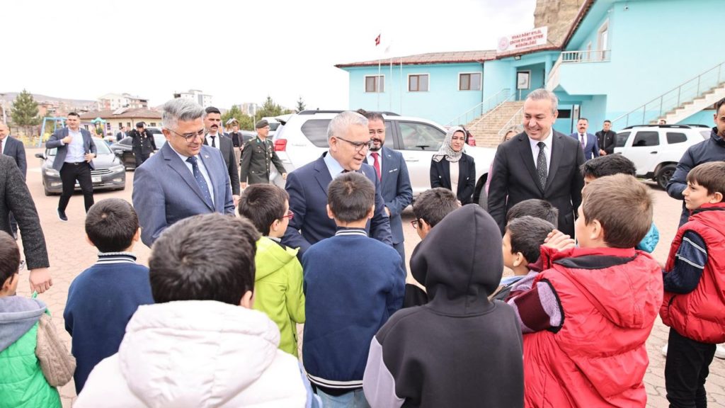 Vali Yılmaz Şimşek, Çocuk Evlerine Bayram Ziyareti Gerçekleştirdi
