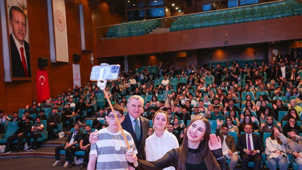 Ankara’da Gençlerle Buluşma: Bakan Bak’tan Önemli Tavsiyeler