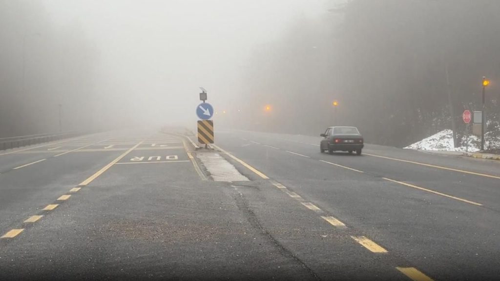 Bolu Dağı’nda Kar Yağışı ve Sis Sürücülere Zorluk Çıkarıyor