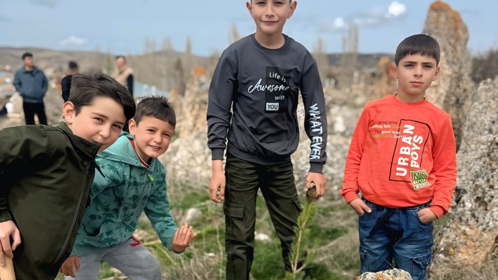 Büyük Akören Köyü’nde Gençlerden Anlamlı Adım: Fidan Dikimi Etkinliği