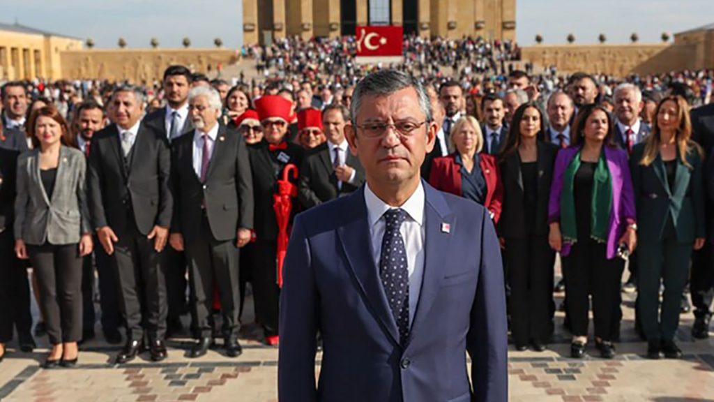 CHP Heyeti Anıtkabir’de Saygı Duruşunda Bulundu