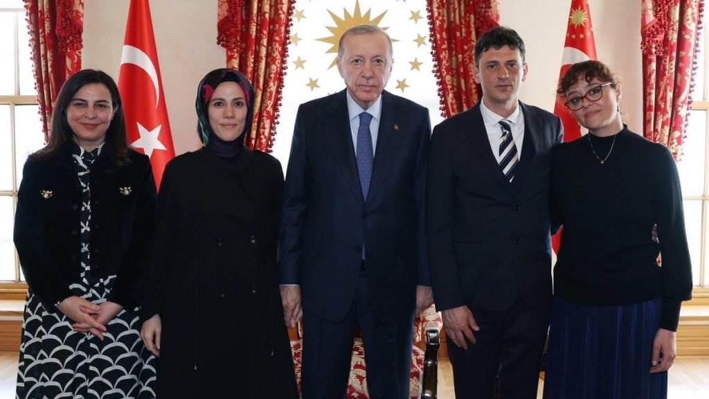 Cumhurbaşkanı Erdoğan, Kadıköy’deki Bıçaklı Saldırı Kurbanının Ailesiyle Bir Araya Geldi