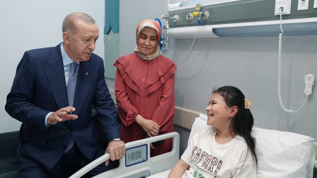 Erdoğan, Bağcılar Kadın Doğum ve Çocuk Hastalıkları Hastanesi’nde Hastaları Ziyaret Etti