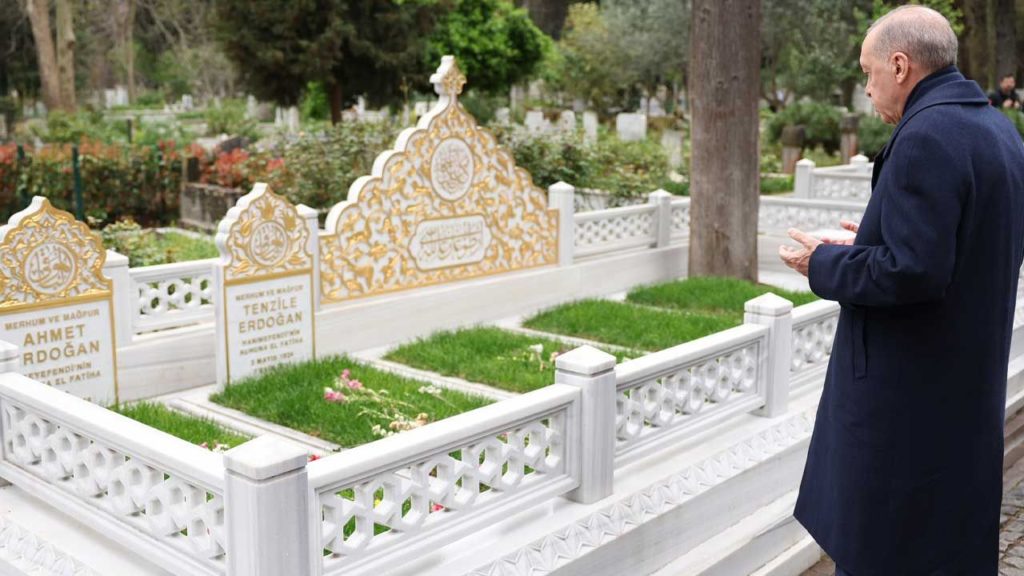Erdoğan, Ramazan Bayramı’nda Ailesinin Kabirlerini Ziyaret Etti