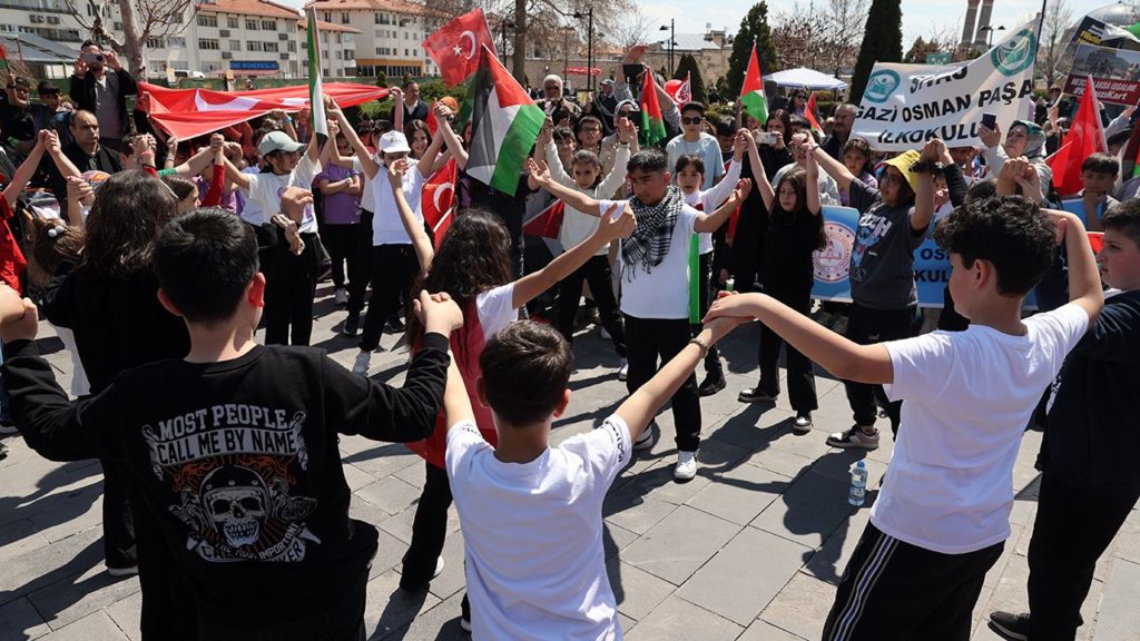Gazi Osman Paşa İlkokulu Öğrencilerinden Gazze İçin Yürüyüş