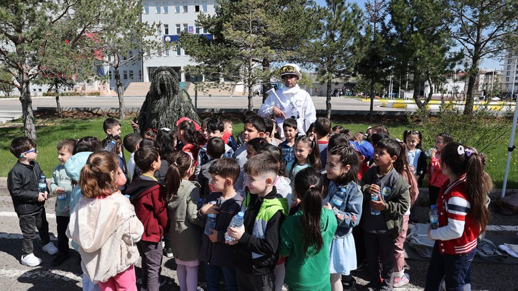 Minikler Sivas Jandarma Komutanlığı’nda 23 Nisan’ı Kutladı