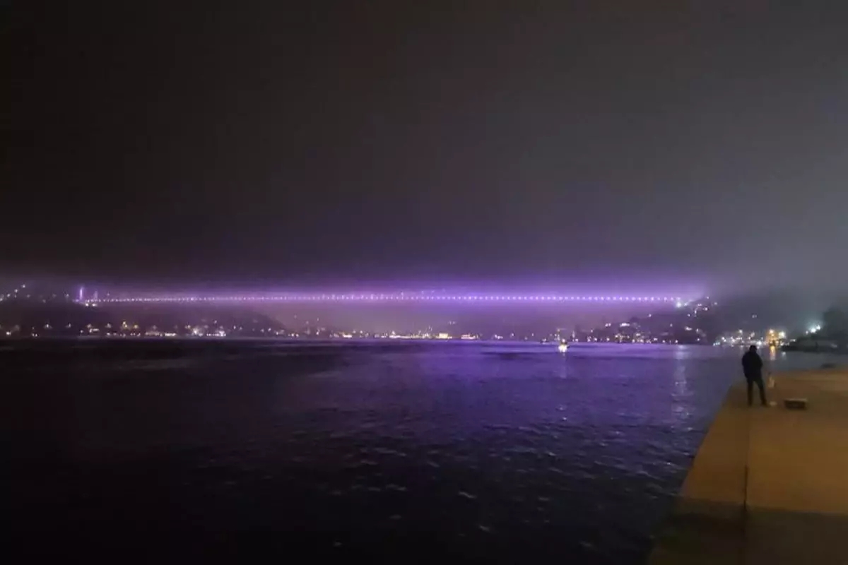 İstanbul Boğazı’nda Yoğun Sis Nedeniyle Trafik Durduruldu