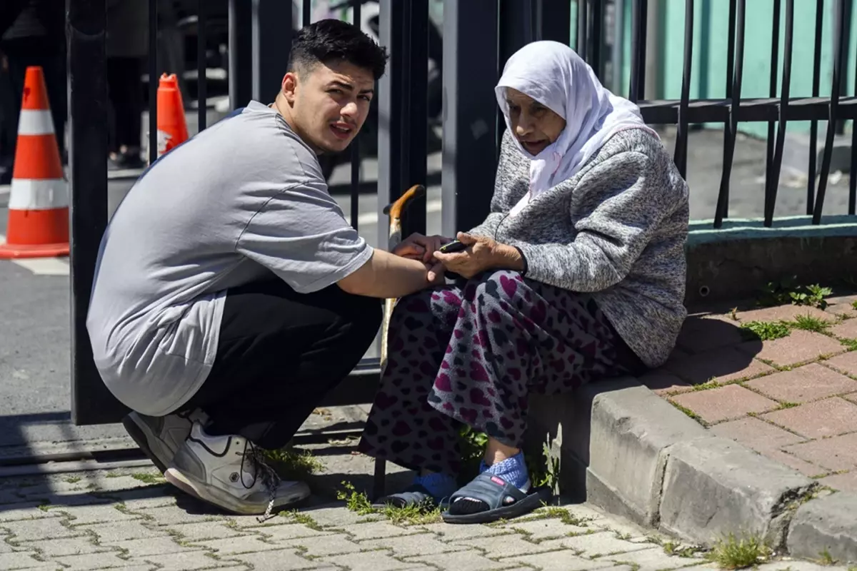 İstanbul’da Deprem Sonrası Okul ve Camiler Vatandaşa Açıldı
